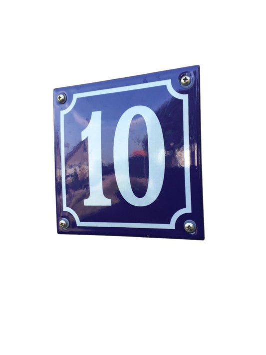Hausnummer in blauer Emaille